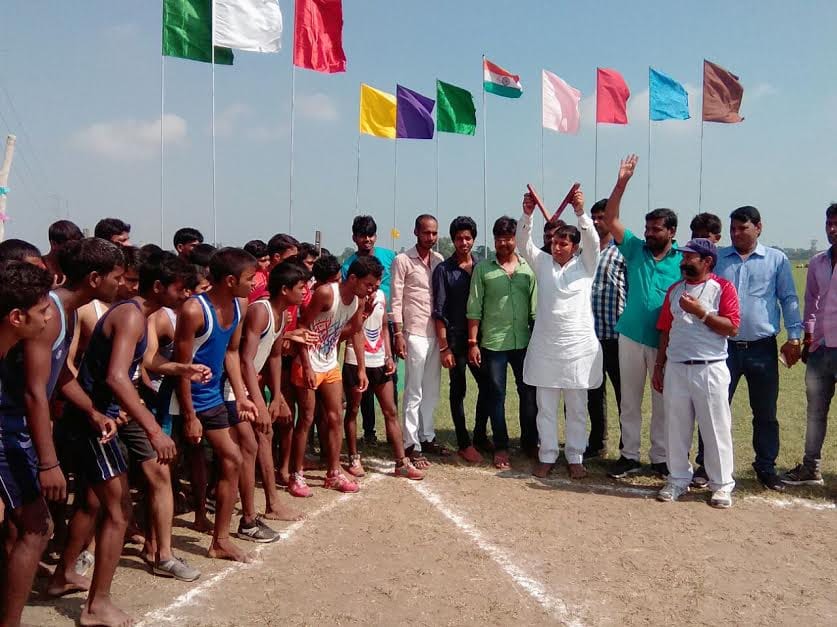 Women and men in the 4,800 meters in 1,600 meters race winner