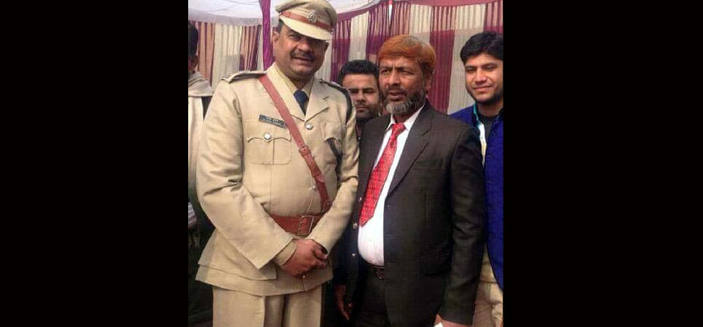 wepons smuggler photo with sp leader got viral on social media