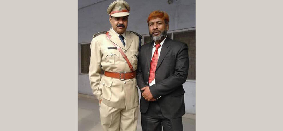 wepons smuggler photo with sp leader got viral on social media