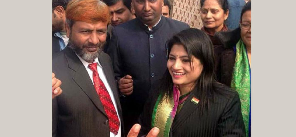 wepons smuggler photo with sp leader got viral on social media