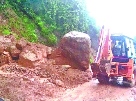 due to landslid panjpiri jaioripatan road blocked.
