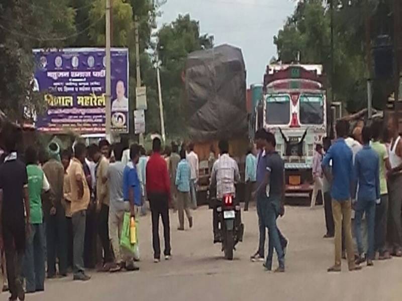 trak se kuchal kar betee kee maut, pita ghaayal