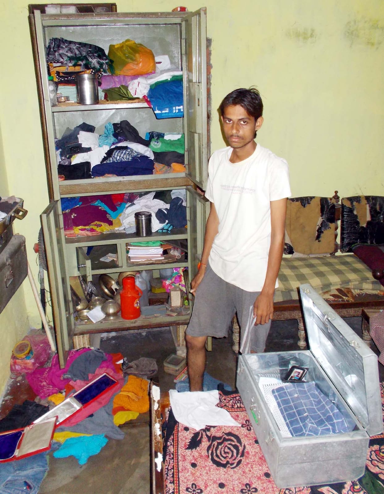 Theft, break the lock of the photo studio