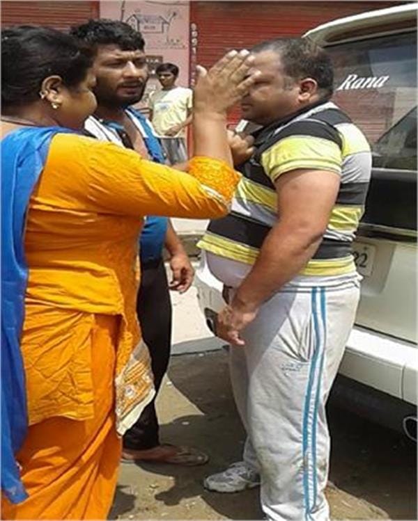 Men teased lady on the road, fight