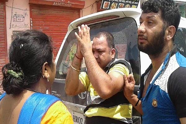 Men teased lady on the road, fight