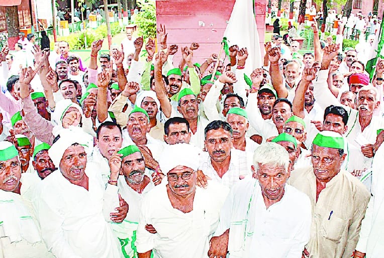 beema yojna ke virodh mein dharna