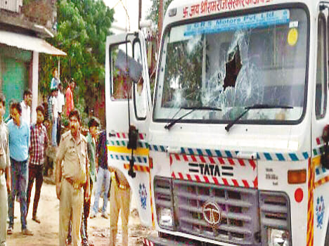 Bike rider injured, the crowd broke glass dumper