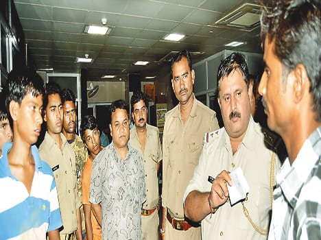 Dial 100 Innova beat the shopkeeper