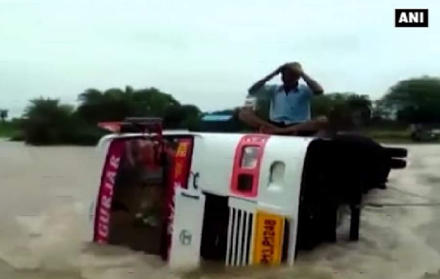 पानी में पलटी बस