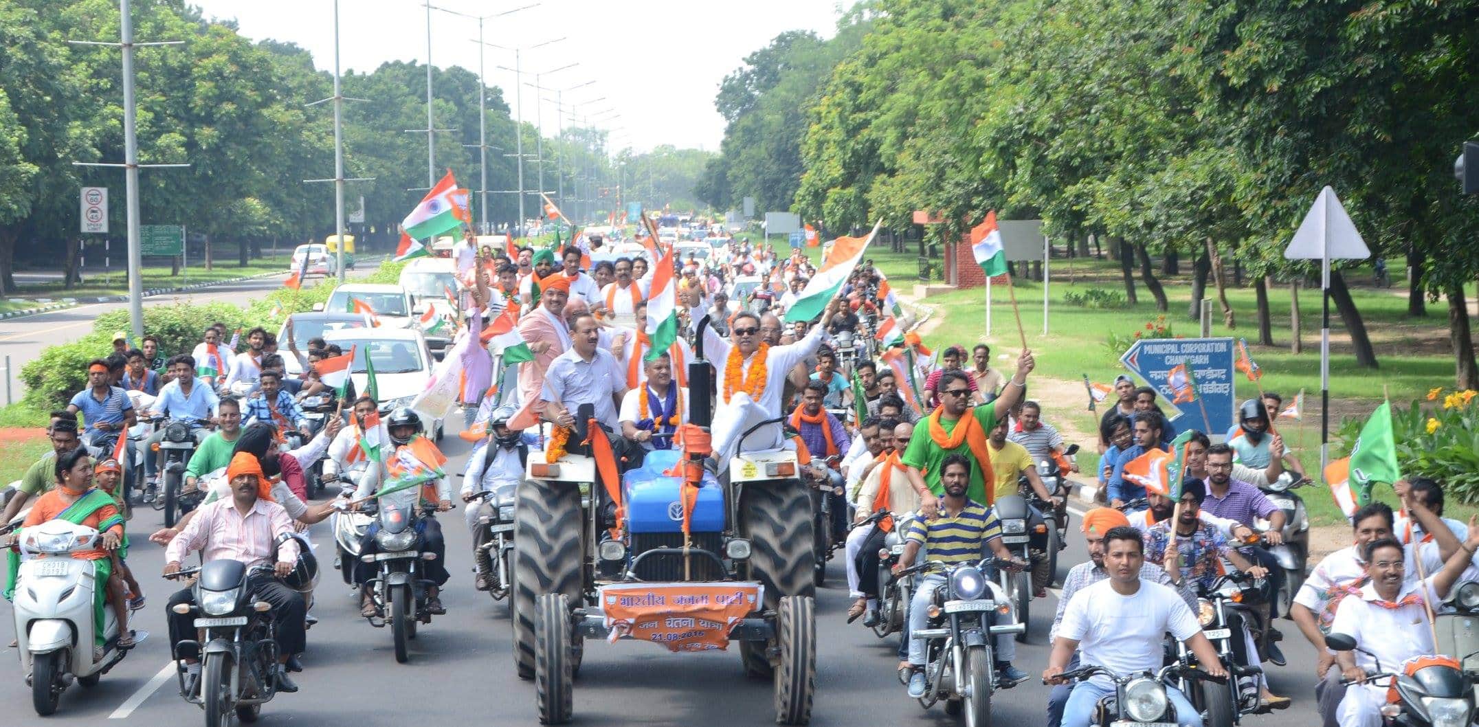 Traffic rule voilations in chandigarh bjp Tiranga yatra 