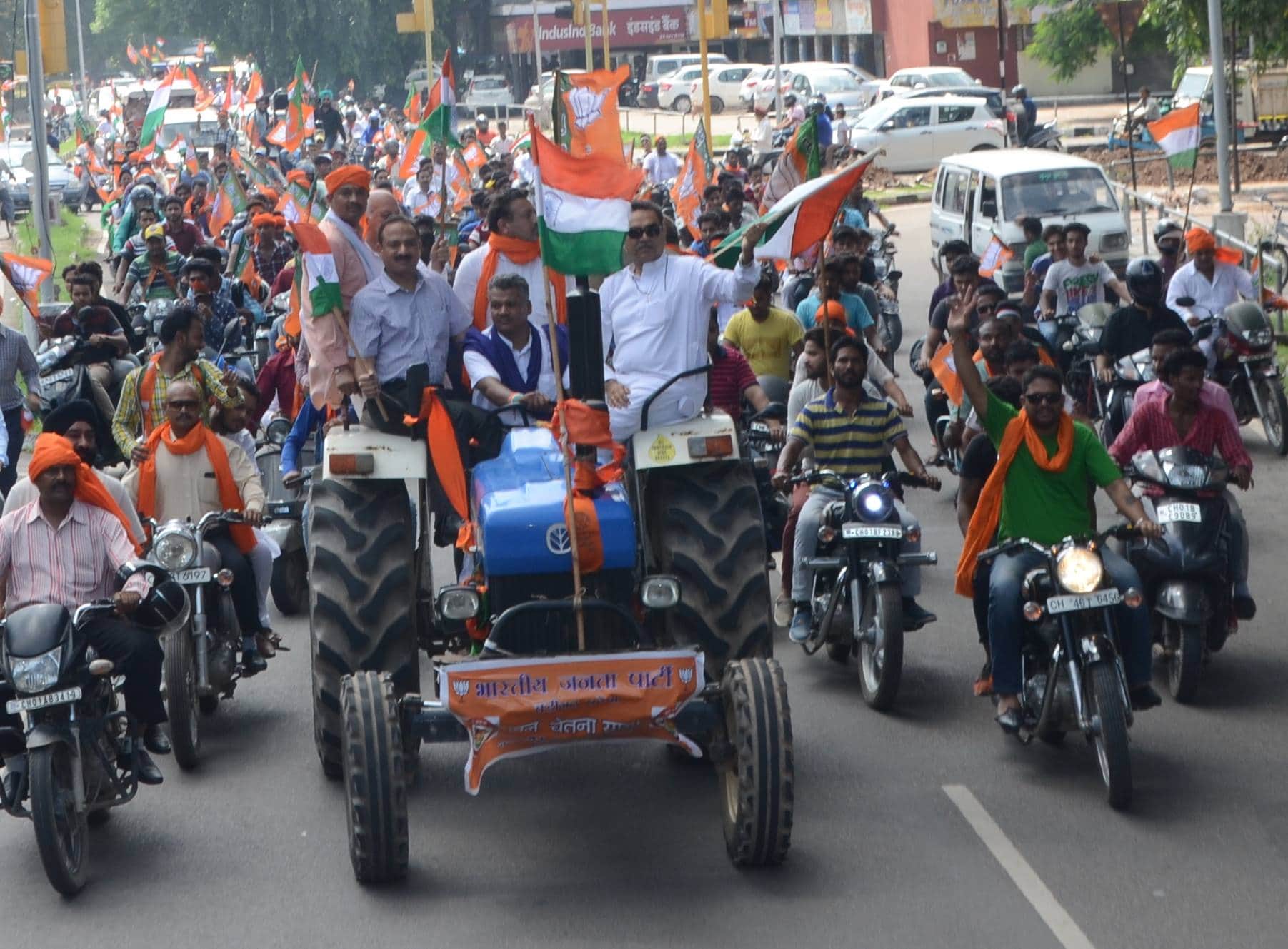 Traffic rule voilations in chandigarh bjp Tiranga yatra 