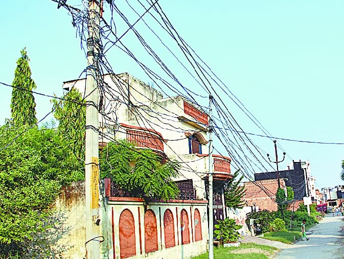 Houses ran high tension line currents