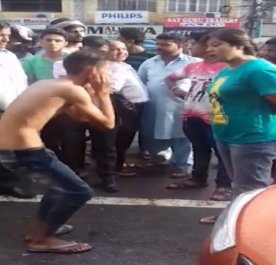 मनचले की पिटाई