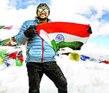 abhinav hoisted the tricolor on top kagri