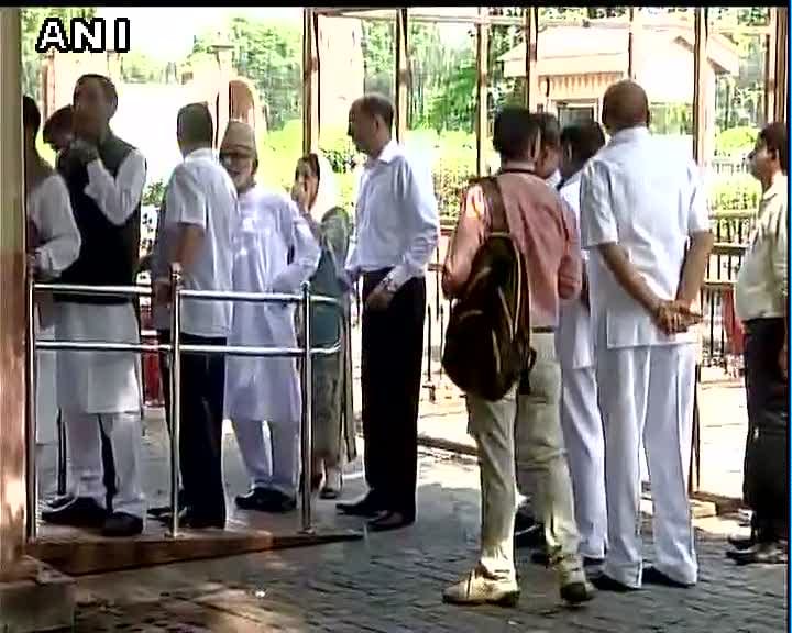 Omar Abdullah arrive at South Block to meet PM on J&K situation