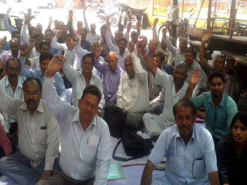 adheenasth krshi seva sangh ne diya dharana