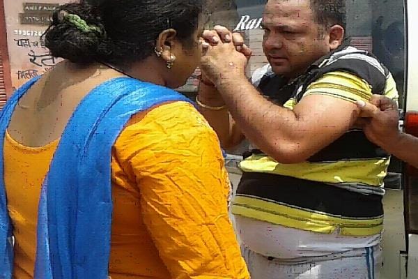 brave lady, eve teasing, lady behave like lion on road, brutally beaten kidnappers