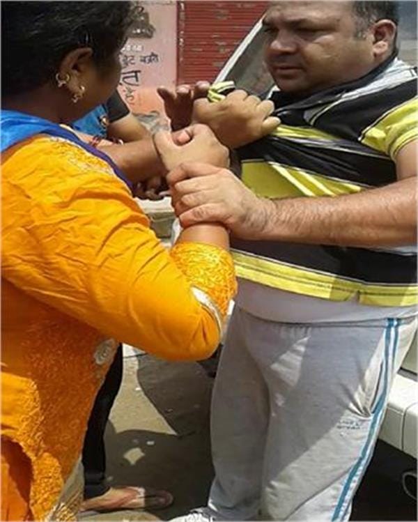 brave lady, eve teasing, lady behave like lion on road, brutally beaten kidnappers