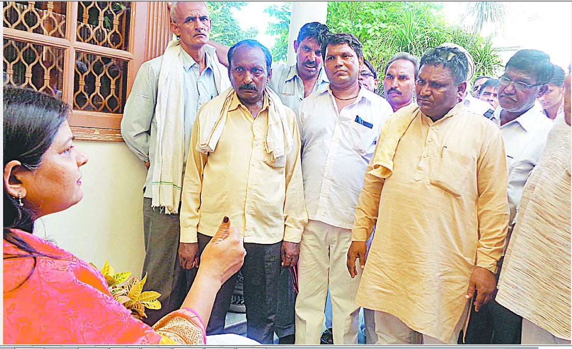 sanitation employees protest, employees at minister ,s home, sonipat