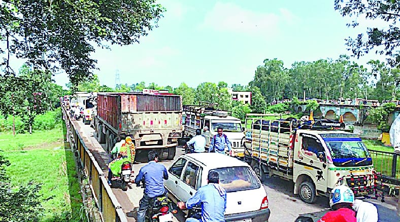Tractor-trolley jams on the bridge began to fall