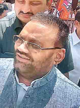 swami prasad maurya said to mayawati like to money