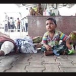 मृत पड़े माता-पिता के पास बैठा मासूम