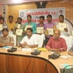 विज्ञान वर्ग के टॉपरों को सम्मानित किया गया।