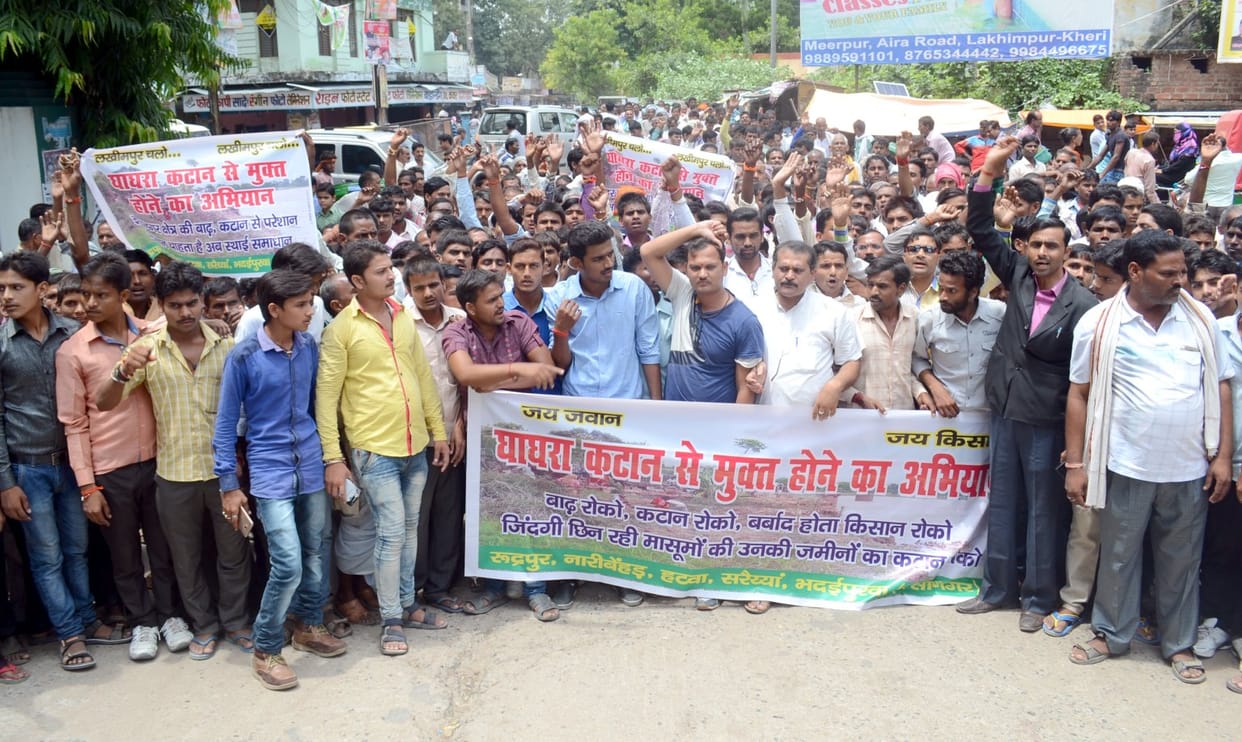 कटान पीड़ित भड़के, डीएम कार्यालय घेरा