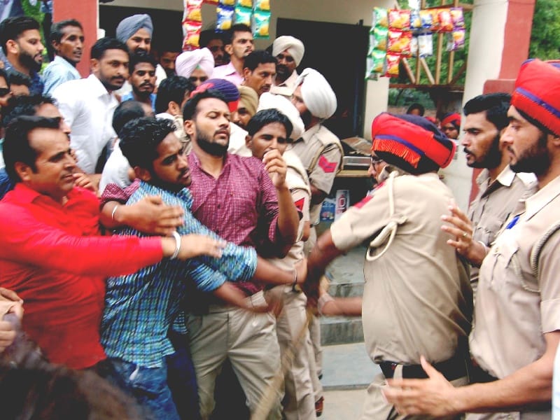 lathicharge, lathicharge on ett teachers, bhatinda lathicharge