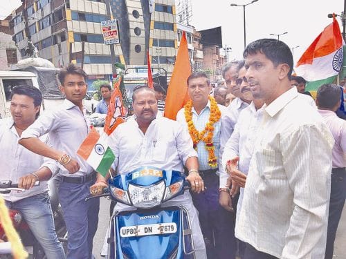 bjp leader without helmet in tiranga yatra
