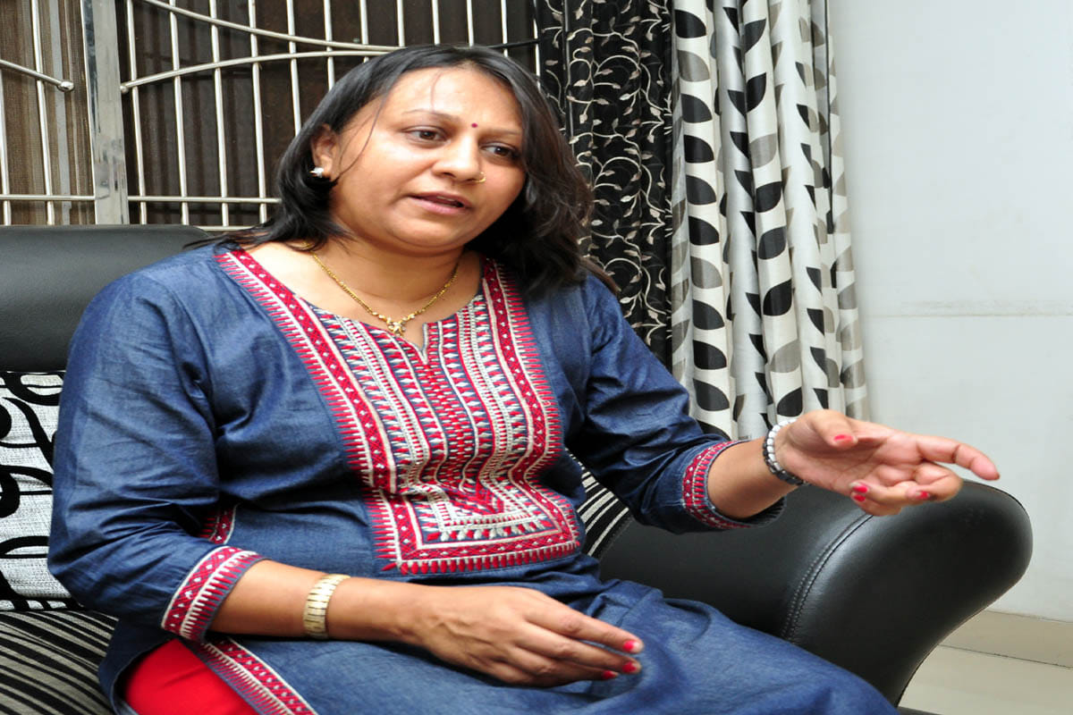 Bag businessman's wife robbed, thrown down on opposing auto