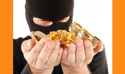 woman held for smuggling gold worth 64 lakh in her innerwear
