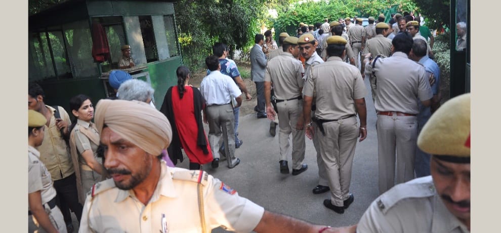 omar abdullas wife bunglow evacuated by delhi police