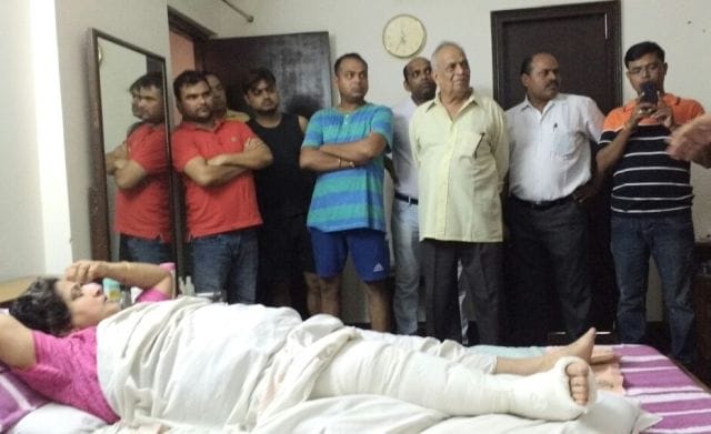 Crossings fell again lift, lady's leg broken