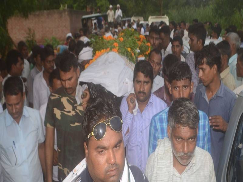 shaheed sipaahee manoj ka paarthiv shareer dekh har aankh nam
