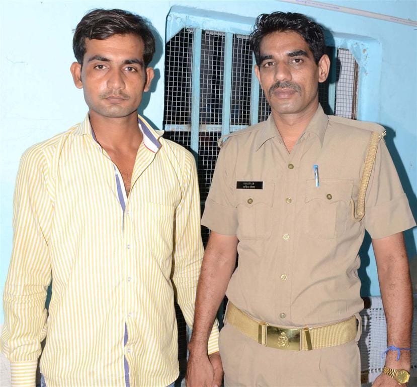 Police caught the two Munnabhai Brtiः investigation