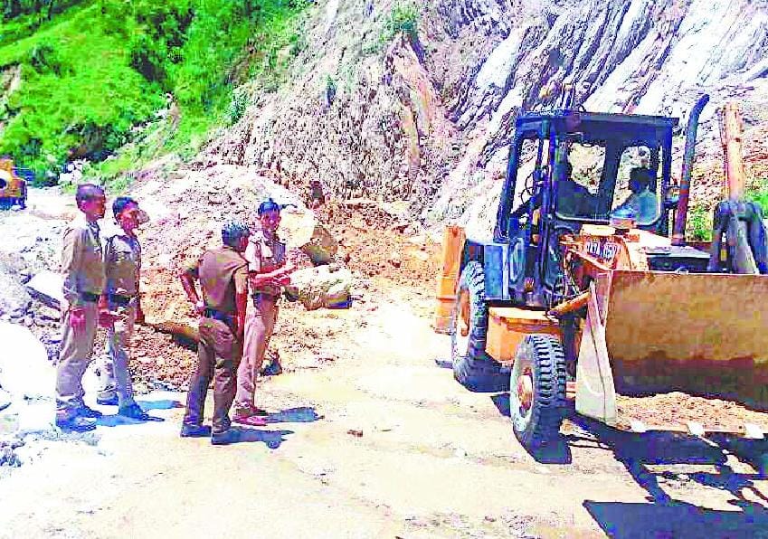 Pithoragarh eight hours off-highway from falling debris Twagat