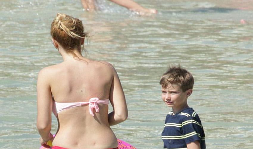 stacey solomon adjust her bikini in the beach