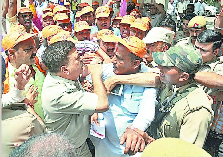 Police clashed with Shiv Sainik