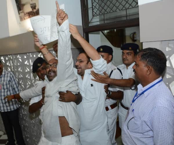 ruckus in up vidhan sabha in budget session