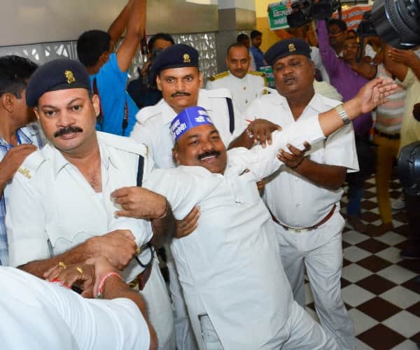 ruckus in up vidhan sabha in budget session