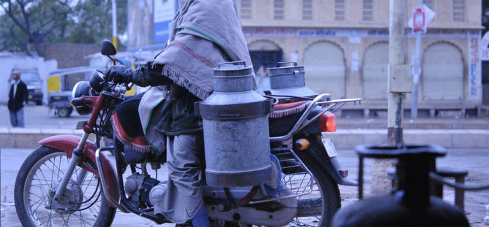 An ingenious way of smugglers, wine smuggling from haryana to delhi in milk can