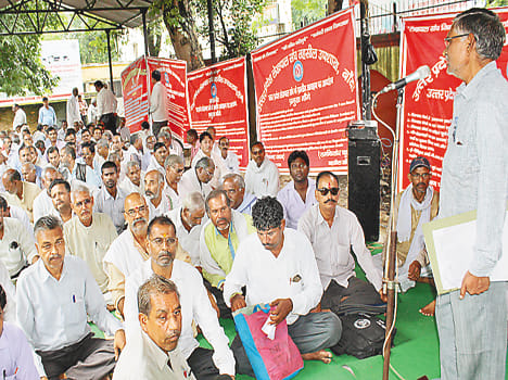 Accountant on strike, flood victims problem