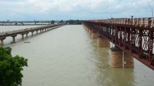 Moving towards a settlement through ravines flooding