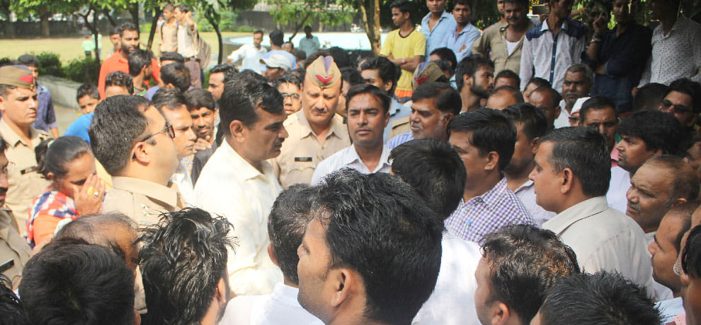 statue near ambedkar broken in noida