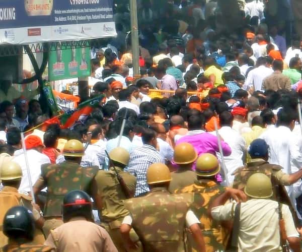 clash between police and bjp   in lucknow