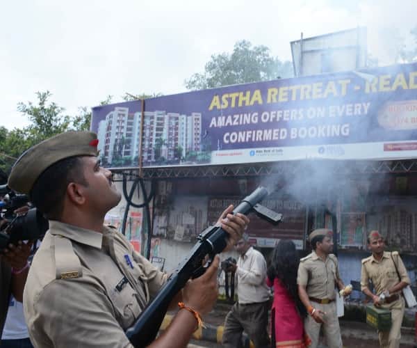 clash between police and bjp   in lucknow