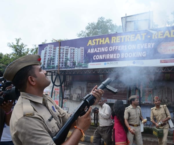 clash between police and bjp   in lucknow