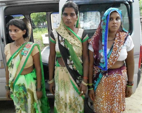 Brothers and three sisters in broad daylight looting