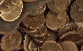in the ground found hundreds of ancient coins, took away people uprooted tree